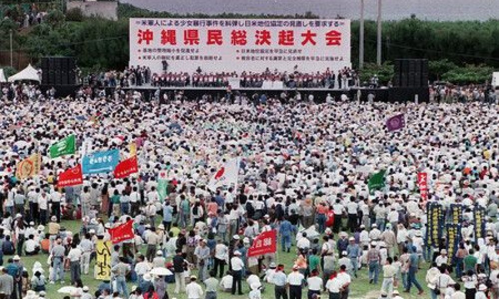 Trente ans depuis le grand rassemblement d’Okinawa contre des militaires américains