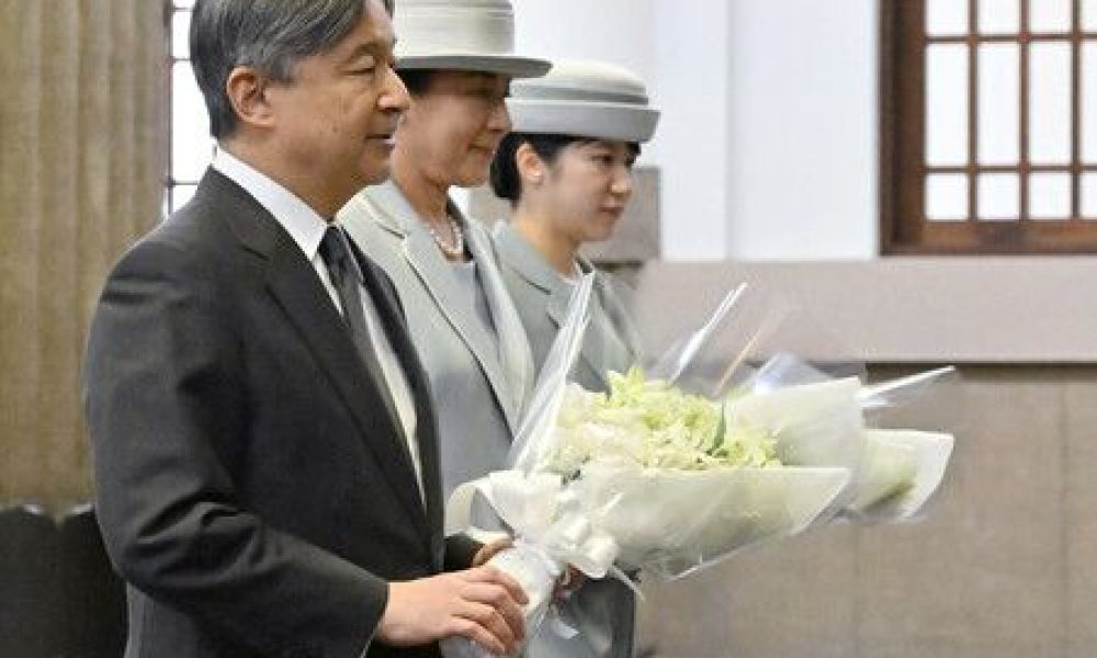 La famille impériale rend hommage aux victimes des raids aériens américains sur Tokyo